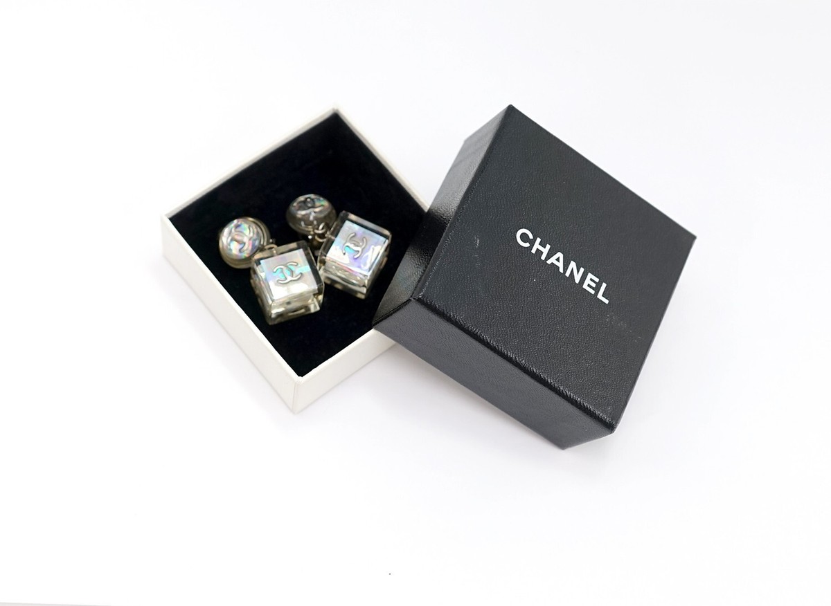 シャネル Chanel Drop CC Earrings 22K in Pearly White & Crystal BNIB