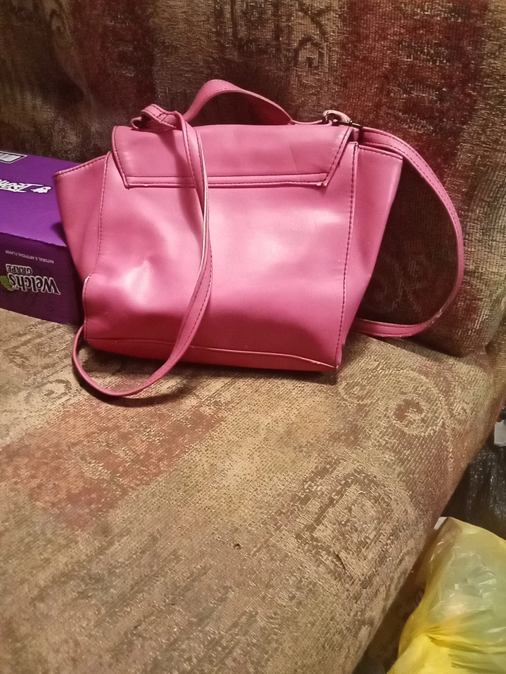 Bolsa tiracolo e bolsa de mão Bongo rosa com bolsa cravejada preta - Imagem 3 de 4