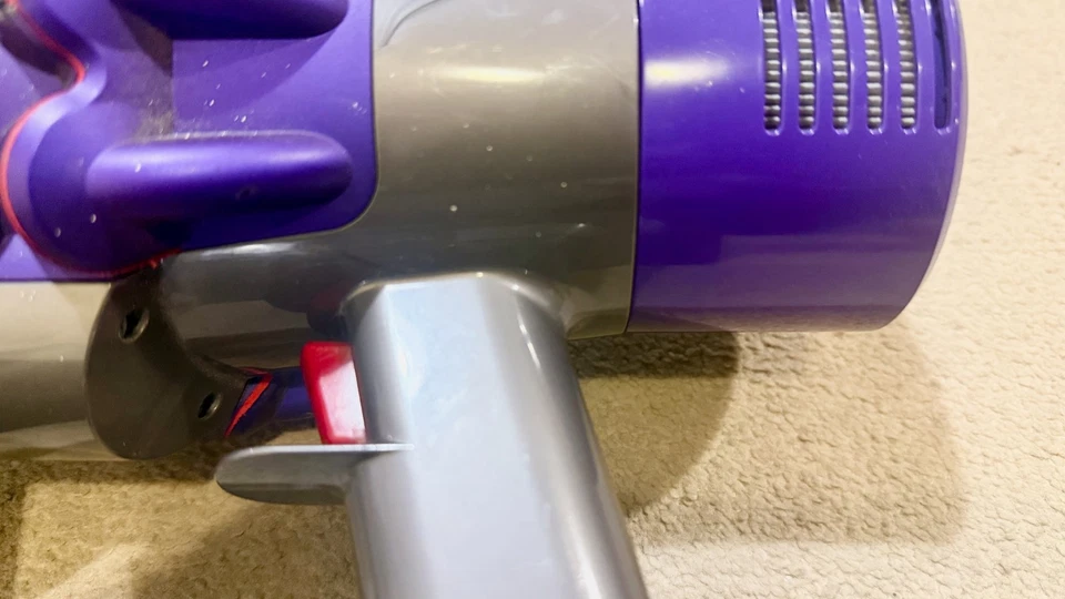 Aspiradora de mano inalámbrica Dyson Cyclone V10 Animal con buena batería - Imagen 4 de 4