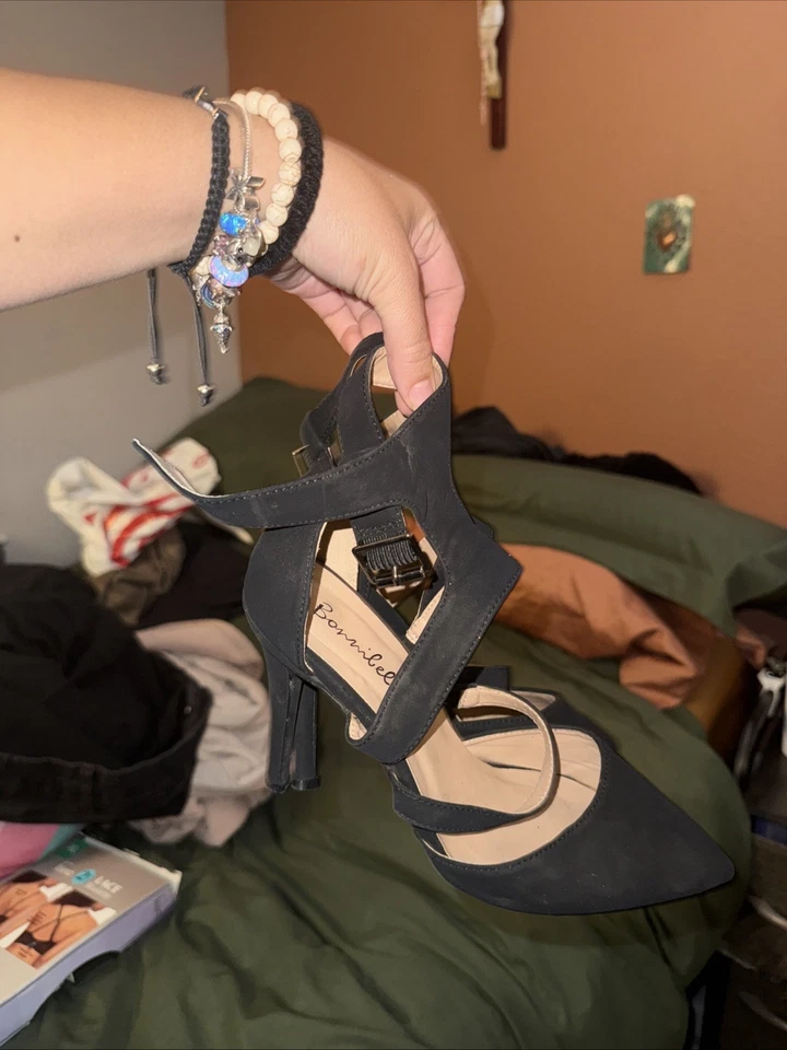 Tacones de gamuza negros con correa al tobillo. talla 7 Foto 2 de 4