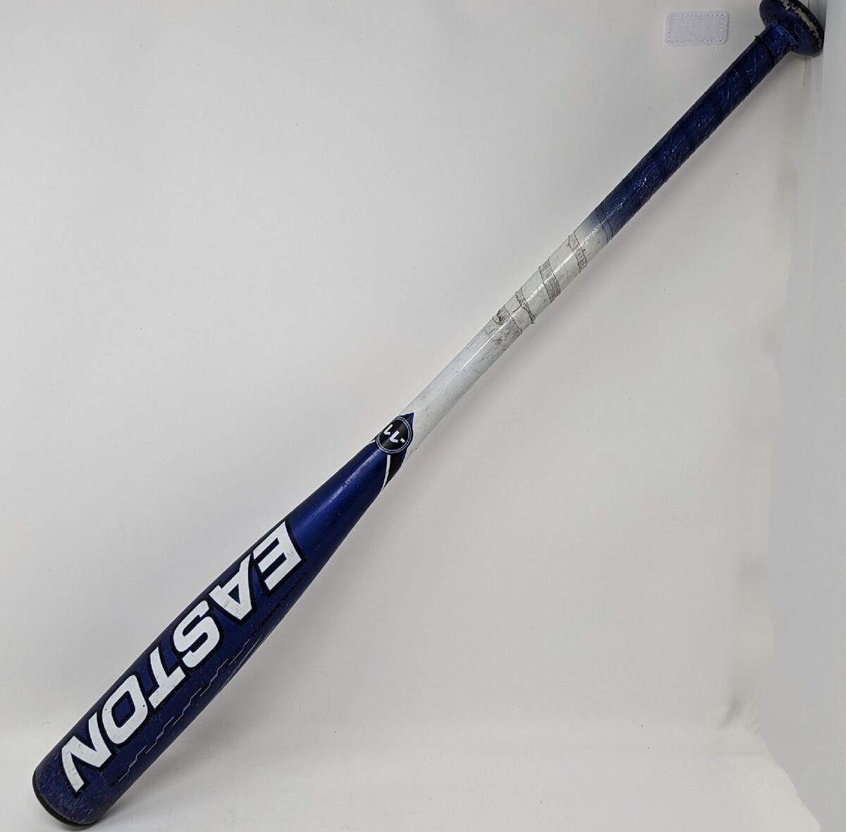Easton Typhoon Baseball Bat LK70T Size 28 IN. 17 OZ. -11 Easton Typhoon Baseball Bat LK70T Size 28 IN. 17 OZ. -11