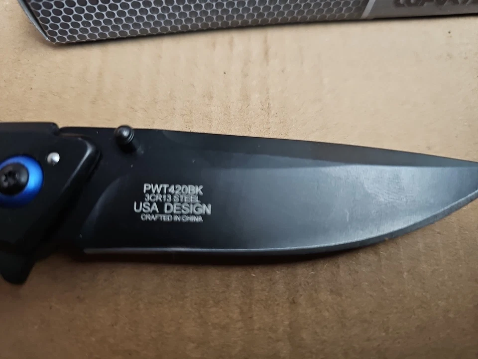 Cuchillo plegable táctico Wartech con clip y detalles azules Pwt420bk Foto 4 de 4