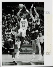 1990 Press Photo Johnny Newman in Charlotte Hornets vs Orlando Basketball Game