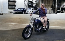 Foto póster del actor Steve Mcqueen en motocicleta volteando dedo medio 13x19