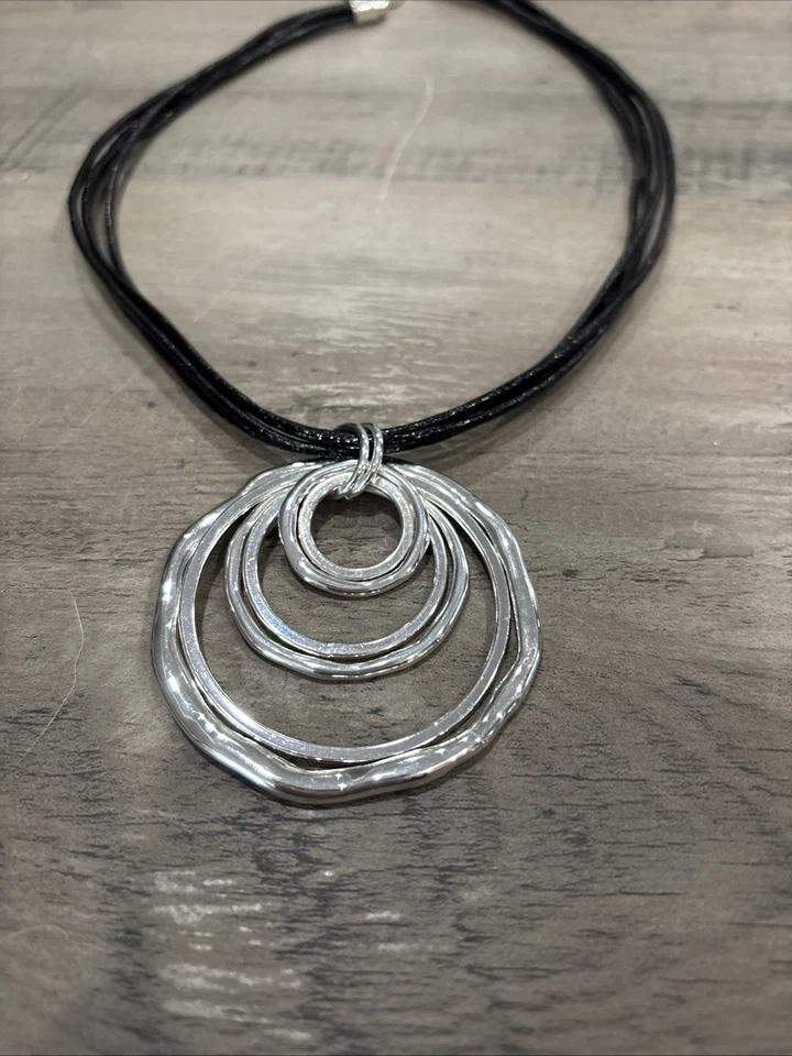 Colar preto com pingentes circulares em tom de prata Anne Klein multi vertentes #213 - Imagem 3 de 4