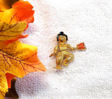 CLASSIC PIN BROOCH HALLOWEEN WHIMSICAL SCARECROW HAT ORANGE BROOM GOLD TONE HA25
