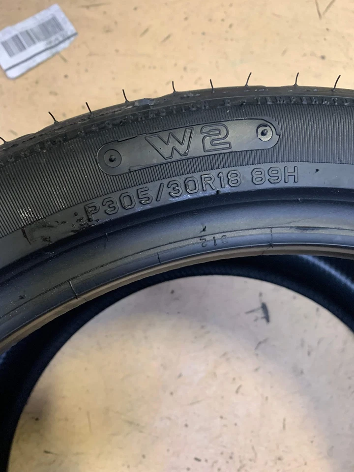 HOOSIER W2 BSW P 305 30 18 89H PERFORMANCE TIRE 46220W2 Foto 4 de 4