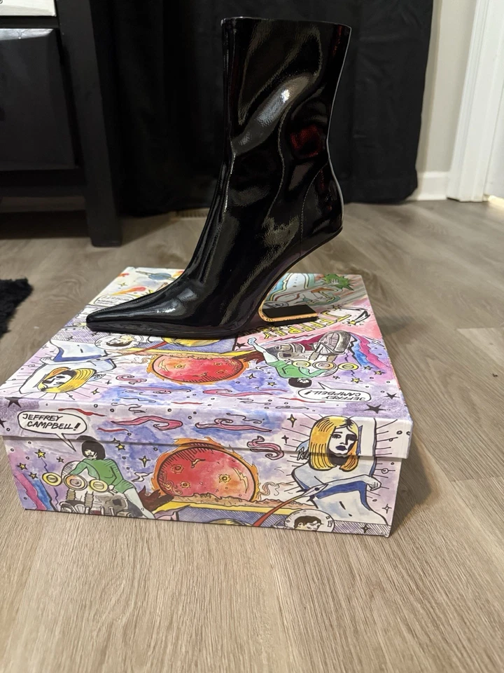 Bota JEFFREY CAMPBELL charol negro con tacón dorado Foto 4 de 4