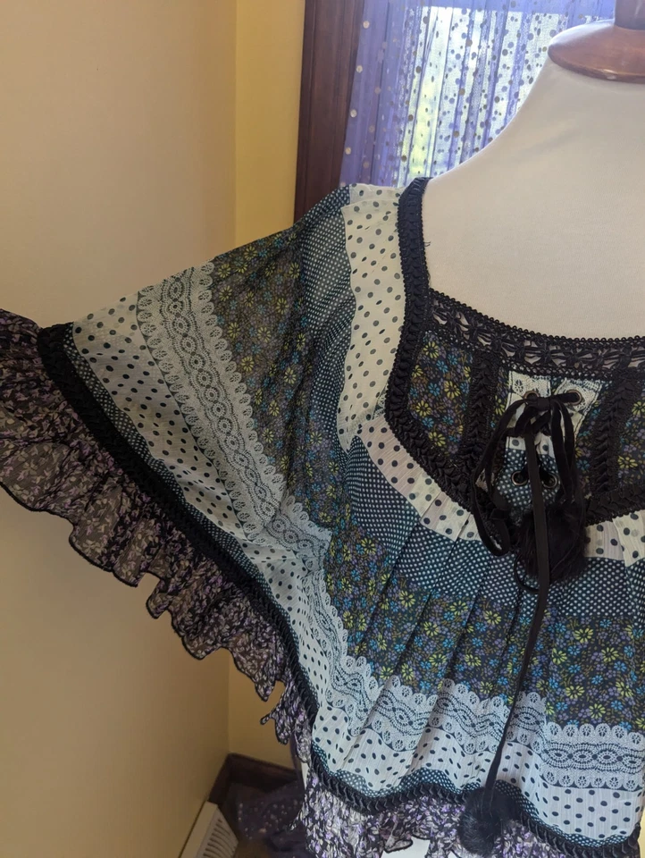 Poncho corto estilo hada con volantes talla S/M Lulumari Anthropologie Boho Pom Pom Crop Poncho Foto 3 de 4