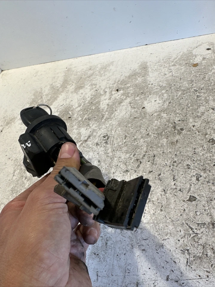 Renault Trafic Or Vivaro Ignition Barrel And Key Genuine 1.9 Dci 02-2007 - Image 2 of 4