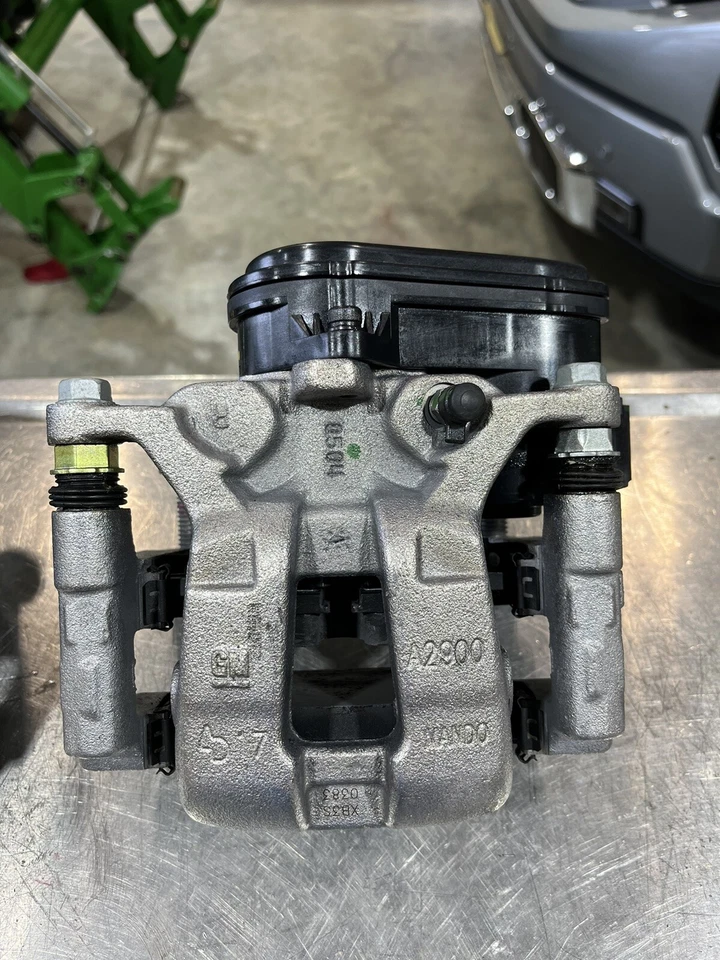 Juego de pinzas de freno traseras con pastillas de freno salieron de mi GMC Denali Ultimate Foto 4 de 4