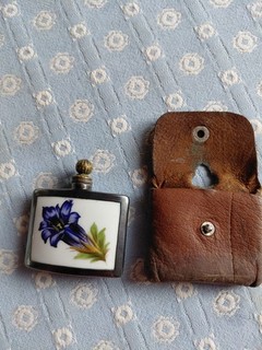 Antiker Miniatur Parfum Flakon in Lederhülle.