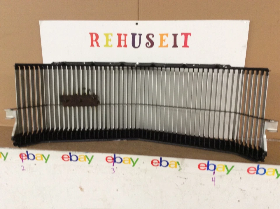 VINTAGE 1975  BUICK RIVIERA  FRONT GRILLE GRILL  w/ Emblem Metal oem 75 - Image 3 of 4