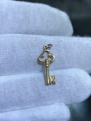 14k Yellow Gold Key Design Charm Pendant 1.2 Grams Gift - Picture 2 of 10