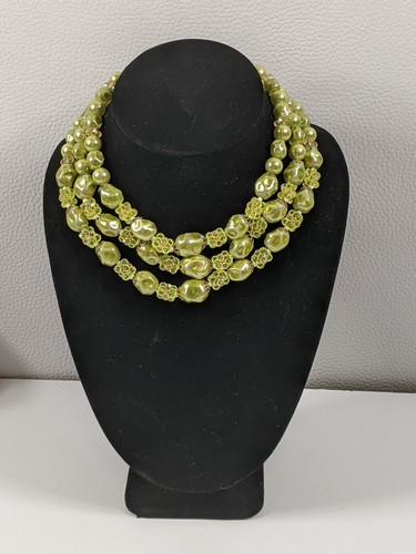 Collana triplo filo crema pistacchio perle finte accenti tono oro - Foto 2 di 7