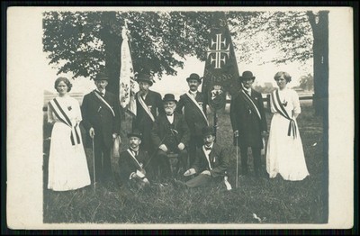 Foto AK Turnverein Rheda-Wiedenbrück - FFFF Turnerkreuz Fahnen Gruppenfoto 1910
