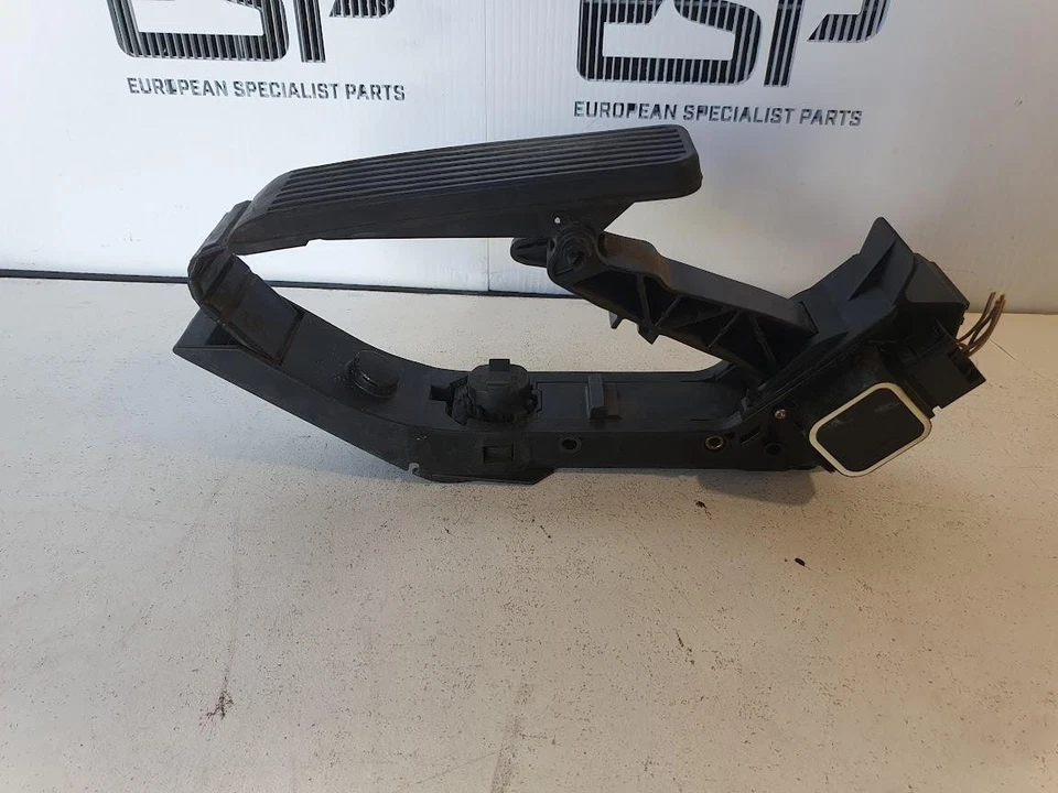 MERCEDES C CLASS PEDAL ASSEMBLY ACCELERATOR PEDAL, P/N A2033000504, W203, SEDAN, - image 2 of 4