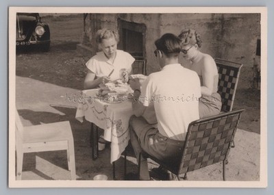 Frühstück neben VW-Käfer Auto - Essen Kaffee - Altes Foto 1950er