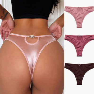 Schöne seidige Strings Satin Höschen mit herzförmiger Strassverzierung