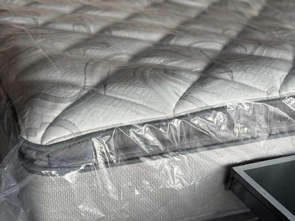 King Size Sealy Posterpedic Luxury Plush Euro top Mattress - Image 2 of 4