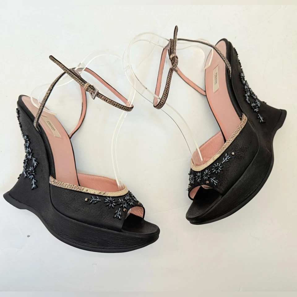 Sandálias anabela plataforma biqueira aberta floral couro preto vintage Prada UE 39 - Imagem 3 de 4