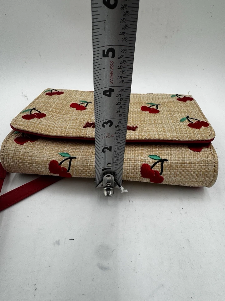 Bolso Bandolera Betsey Johnson Rojo Cereza Corazón Paja Estampado Beige Foto 4 de 4