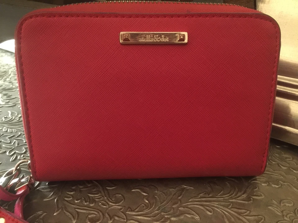 Cartera Stella & Dot Chelsea Tech roja con ribete rosa muñeca cremallera alrededor Foto 2 de 4