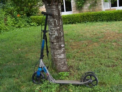 trottinette enfant bleue et noire, bon état, pour enfant 8-14 ans, marque Oxello - Photo 1/3