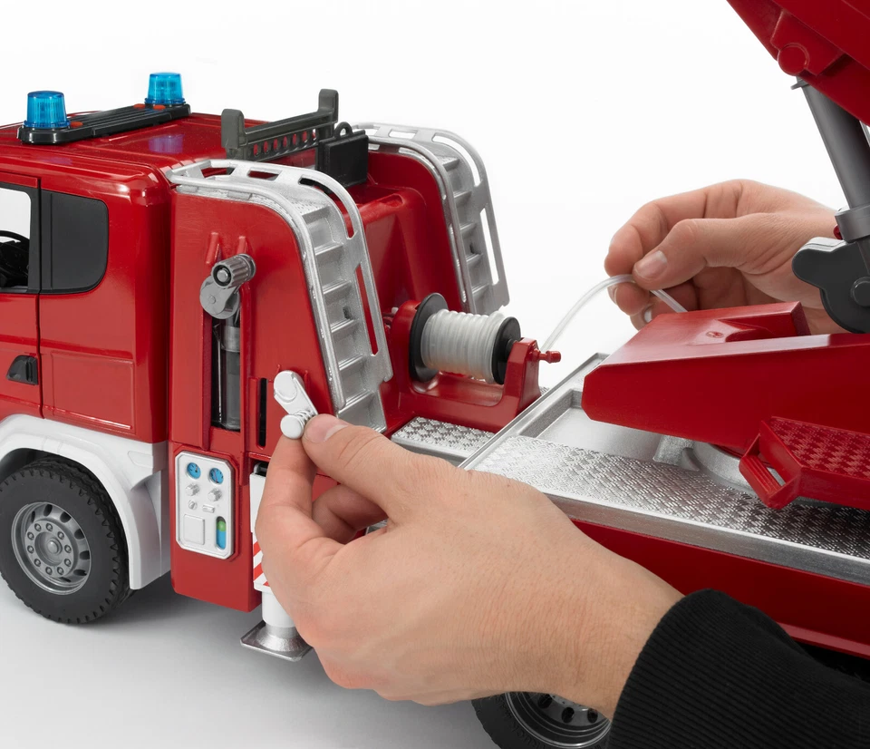 Buder 03590 Camion Pompieri SCANIA Serie R con luci e suono e con pompa acqua - Immagine 3 di 4