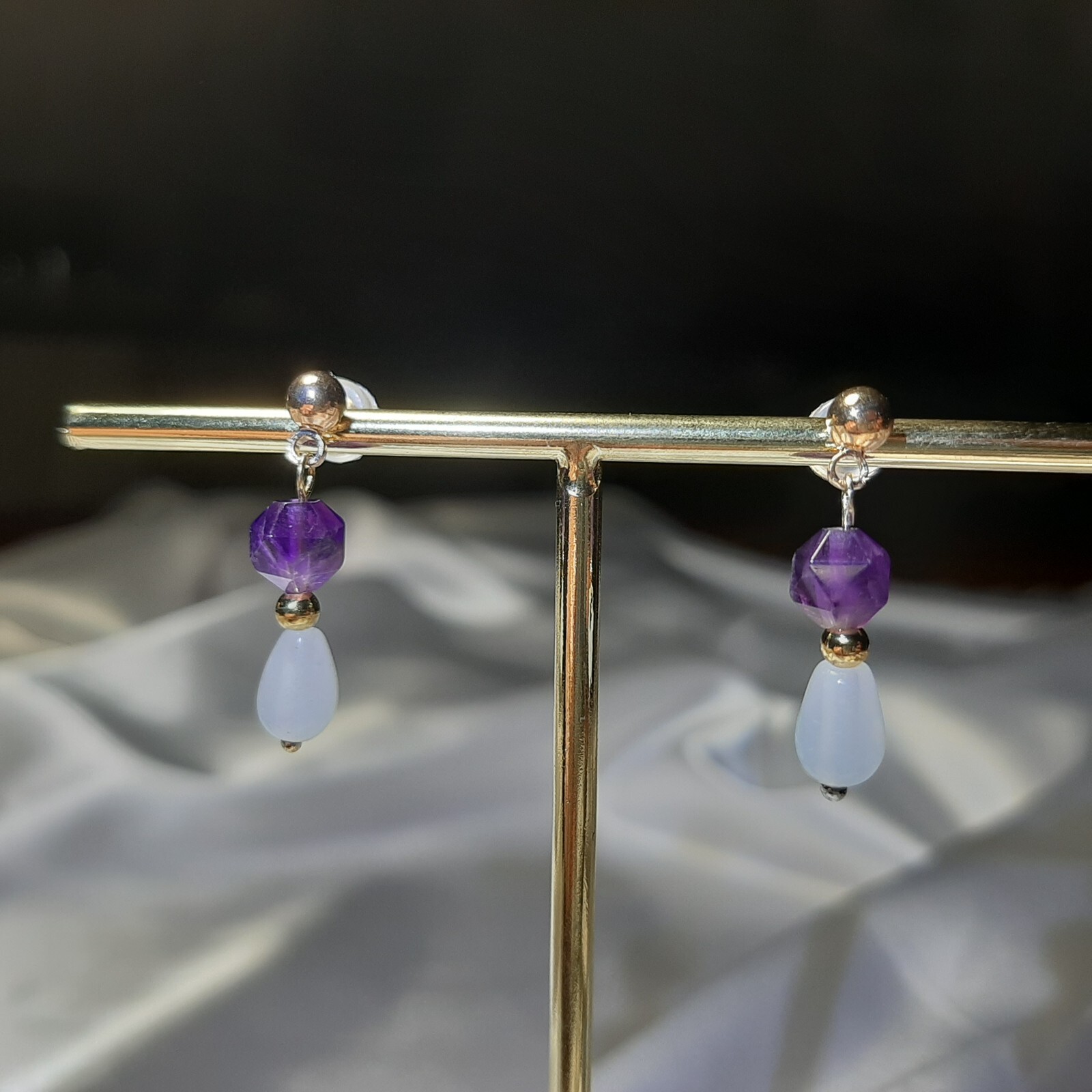 Clous d'oreilles améthyste violette et or jaune, le cadeau d'anniversaire idéal - 2