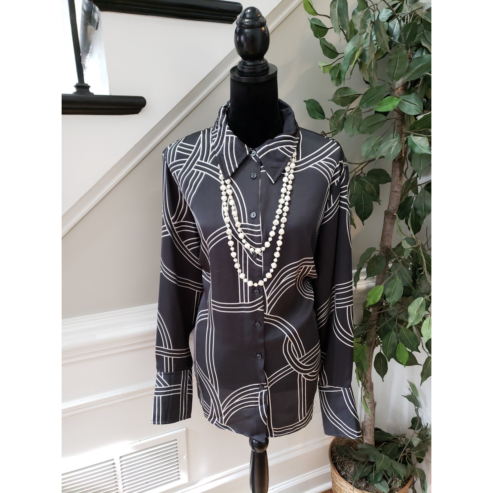 HM Blouse Womens XL Black White Geometric Print Button Front Long Sleeve-image