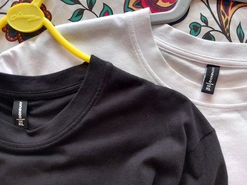 2 short sleeve round neck t-shirts size XL - 1 black, 1 white - Picture 3 of 5