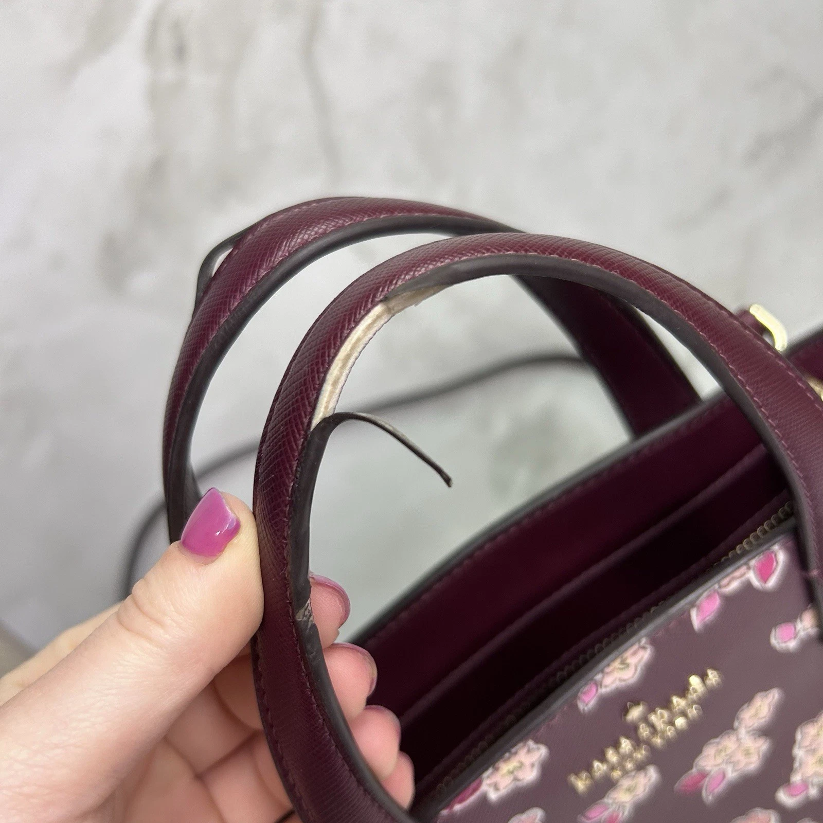 Borsa a tracolla Kate Spade Frosted Floral Tinsel Deep Berry che esce con stampa floreale