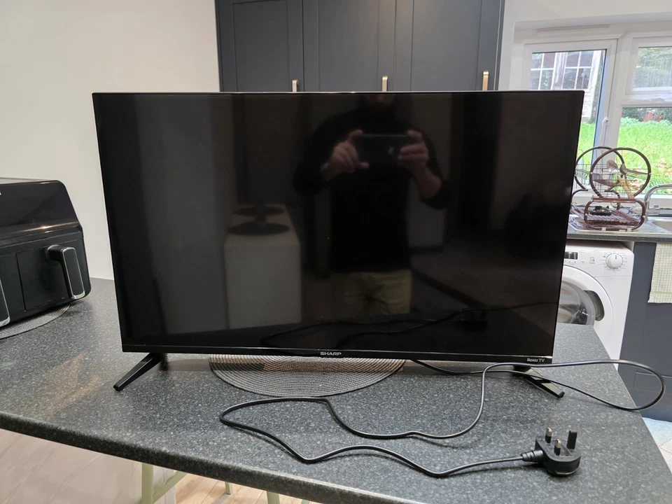 Sharp Roku TV 32" HD Ready Smart LED TV Model 32FD1K not working for parts.  - Image 2 of 3