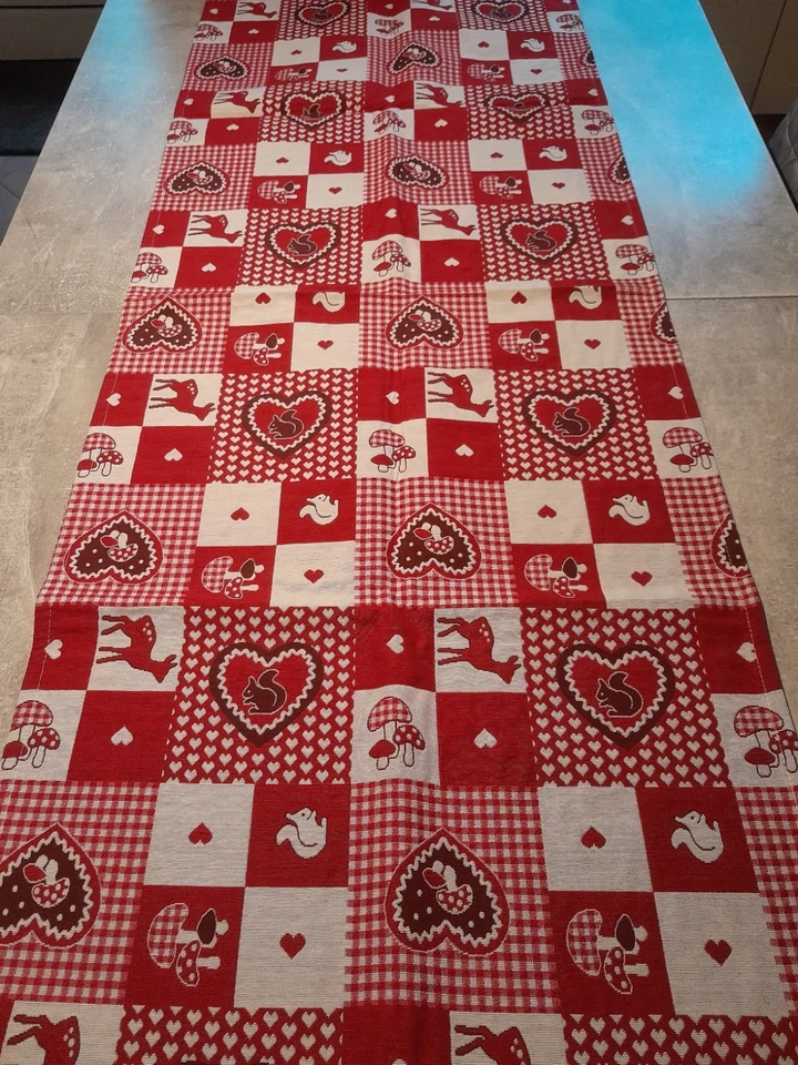Apelt * Tischläufer* Rot* Bildmotive*  130 cm x 50 cm * neuwertig *
