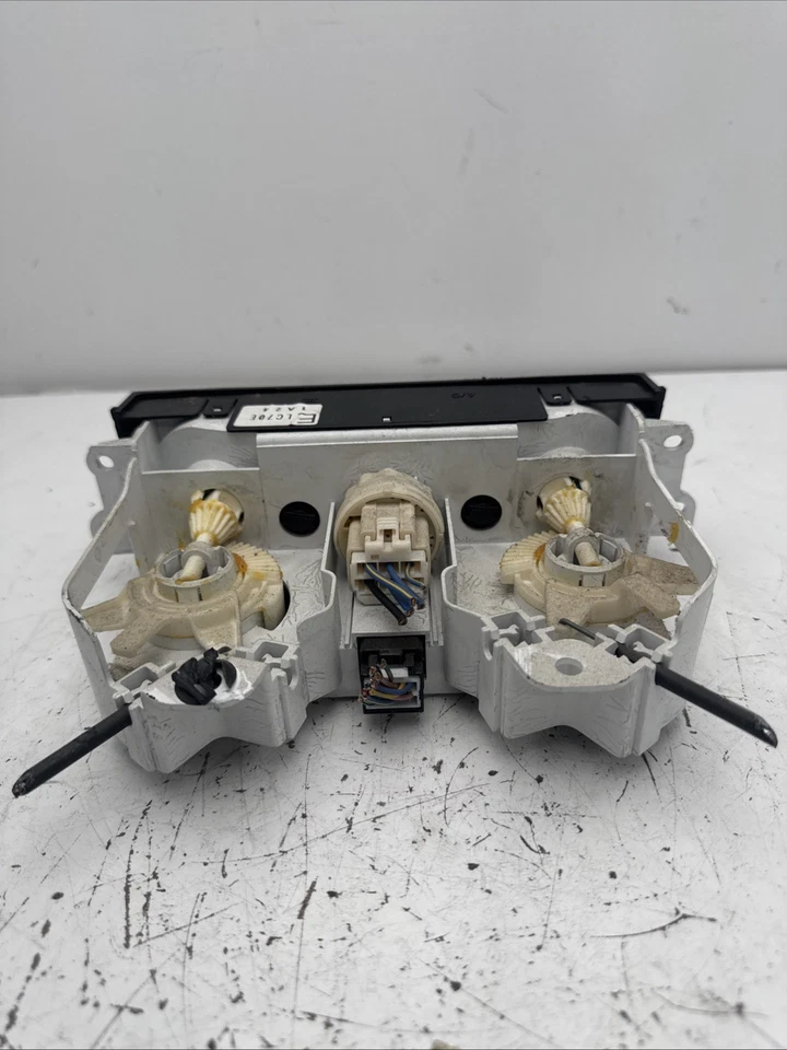 2001 Mazda MPV Wagon Climate Control Panel Climate Control A/C PANEL B374-02 - Изображение 4 из 4