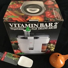 VITAMIN BAR 2 DELUX, FRUIT, VEGETABLE JUICER w/ BONUS TUPPERWARE & SPATULA N.O.S