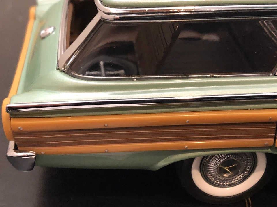 Franklin Mint 1961 Ford Country Squire Station Wagon Diecast Model Car - 1:24 - Image 3 of 4