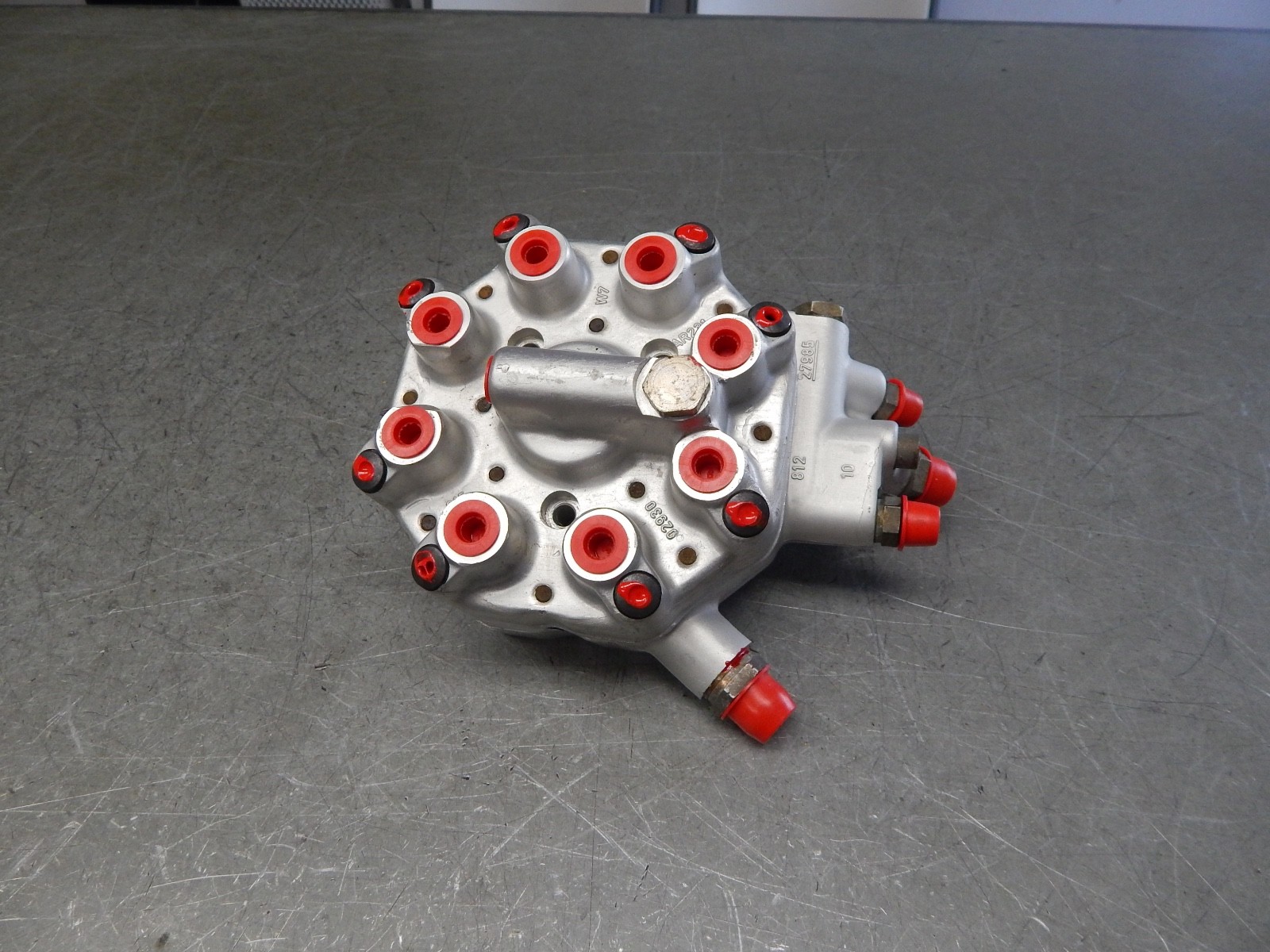 R107 380SL 380SEL 380SE 380SEC 500SE 500SEL 500SEC FUEL DISTRIBUTOR 0438100111