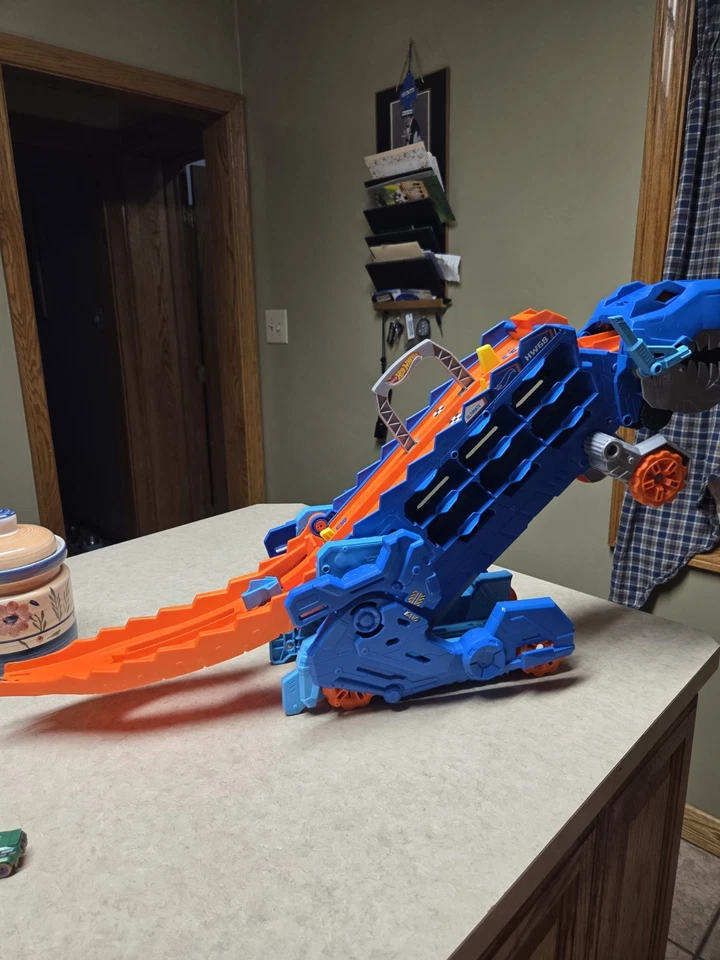 Hot Wheels City Ultimate Hauler Transforms into Stomping T-Rex with Race Track. - Image 2 of 4