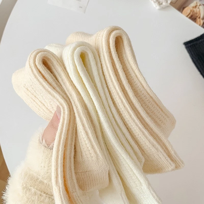 Calcetines de lana retorcidos blancos lechosos para niños Foto 2 de 4