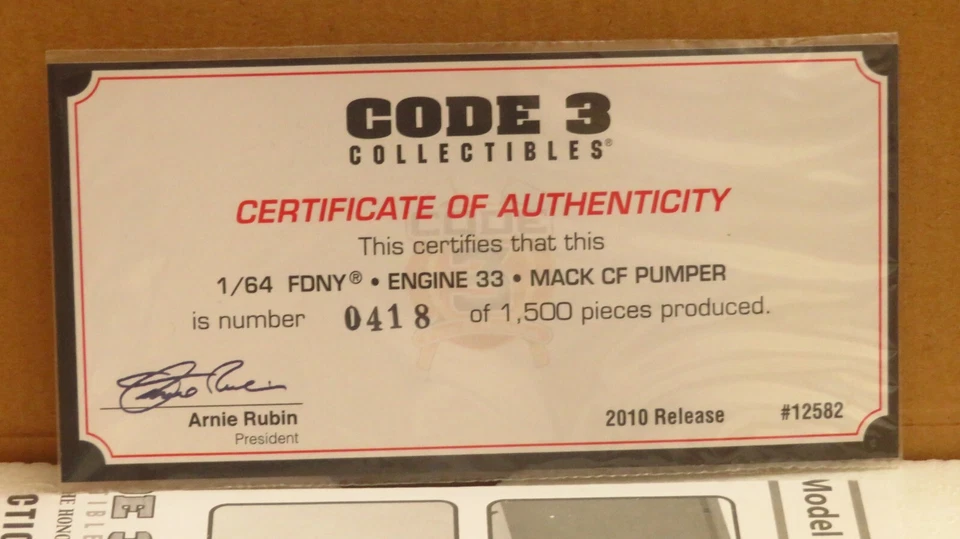 Miniature code 3 collectibles FDNY engine 33 Mack cf pumper 1/64 - Photo 3/4