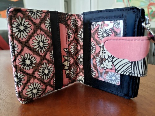 Portafoglio Vera Bradley modello moka rosso tasche per banconote monete ID e carte di credito - Foto 3 di 7