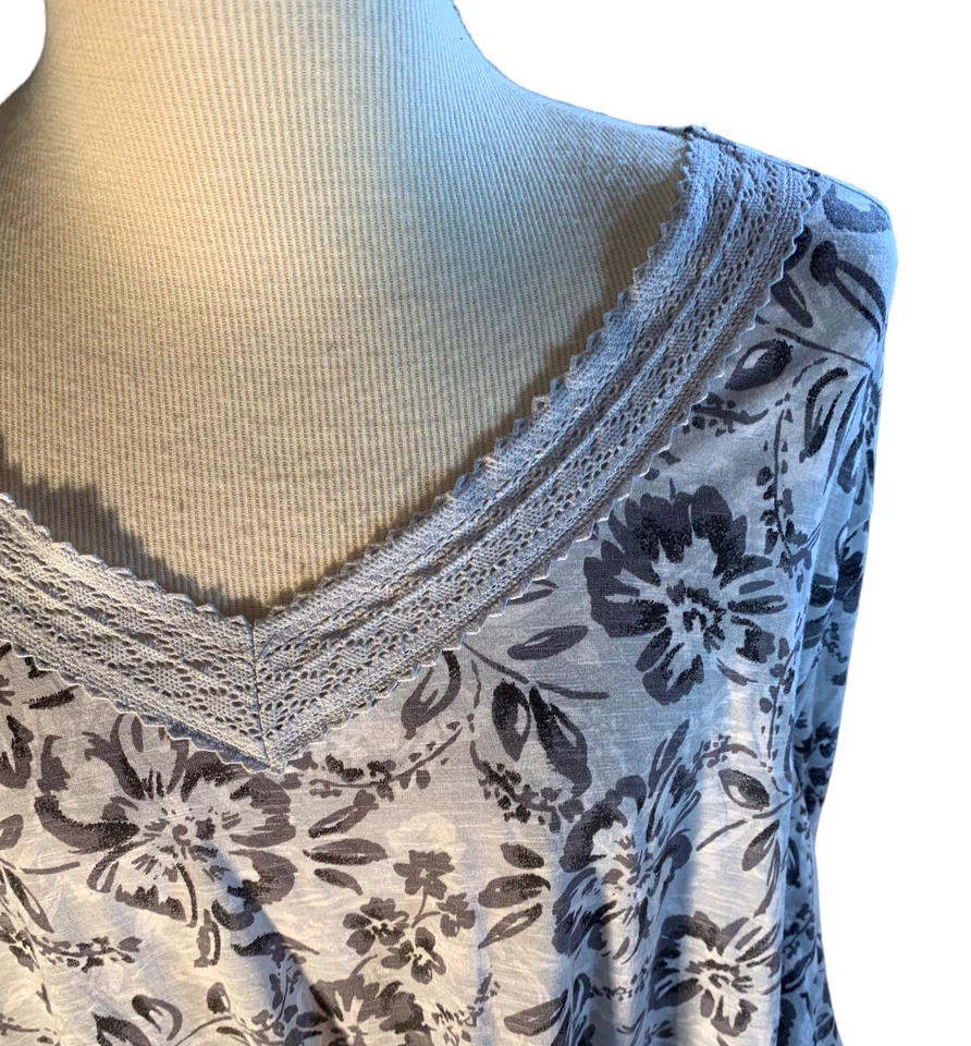 Casa rodante LAURA SCOTT Top Estampado Floral AZUL PERLA Talla 3X Manga Larga Cuello en V Nueva con Etiquetas $40 Foto 3 de 4