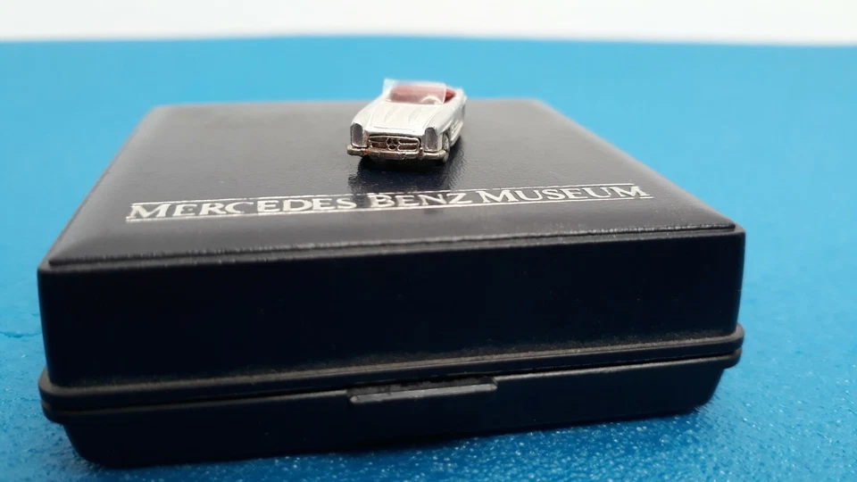 Mercedes Benz Museum - miniatura della Mercedes 300 SL Roadster W198 II - Immagine 2 di 4