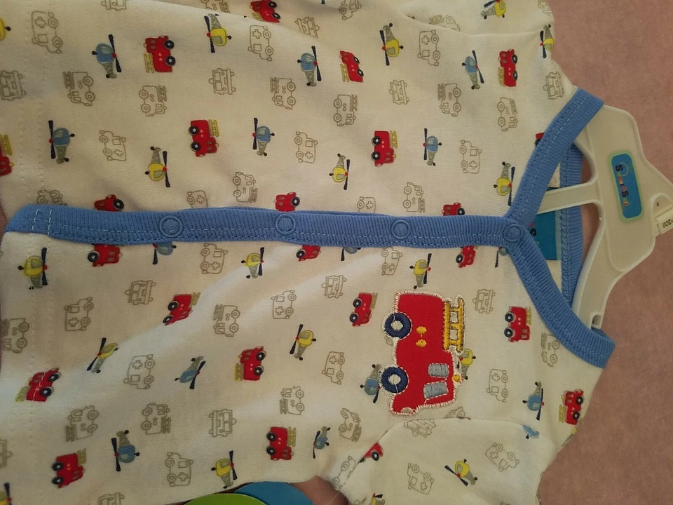 NWT SWEET & SOFT INFANT BOYS 2 PIECE FIRE ENGINE HELOCPTER PAJAMAS SIZE 0-3 M Foto 3 de 4