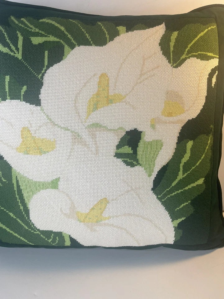 Almohada punta aguja 18" Cala Lily blanca verde amarilla hecha a mano contemporánea usada en excelente estado Foto 4 de 4