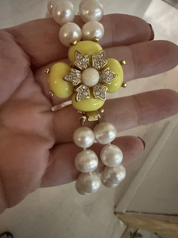 Pulsera de perlas de agua dulce real J.Crew - Esmalte amarillo broche de cristal floral - firmada Foto 3 de 4