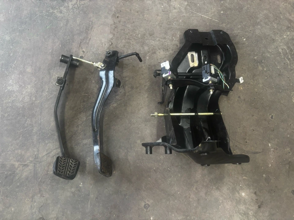 Mazda B2000 B2200 B2600 1986-93 embrague, pedal de freno y soporte montaje fabricante de equipos originales usado Foto 2 de 4
