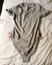 Women s Gray Solid One-Piece Bodysuit M, Short Sleeve Stretch Snap Closure